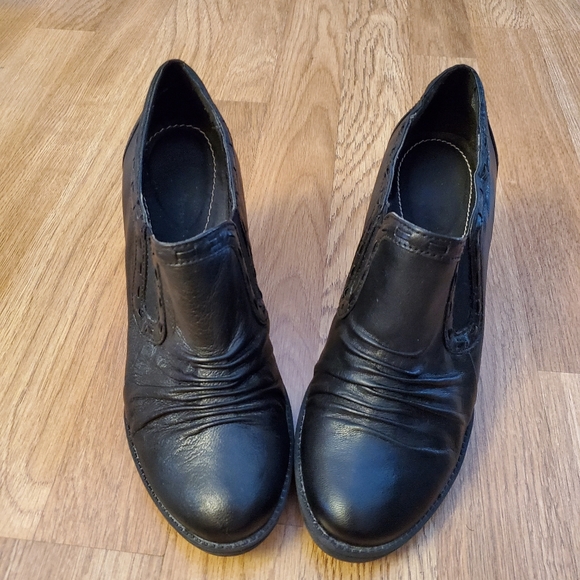 Shoes - Picture 2 of 4